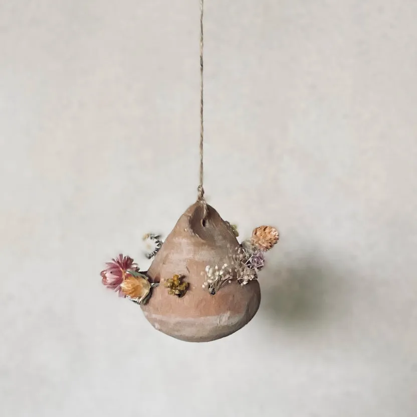 La Maison Naïve Pique-Fleurs suspension terre cuite