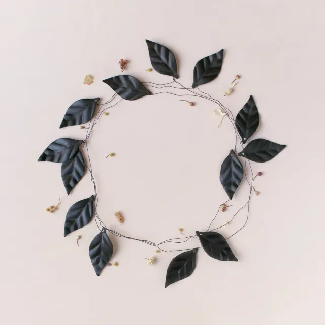 La Maison Naïve Feuilles guirlande métal noir 10 feuilles