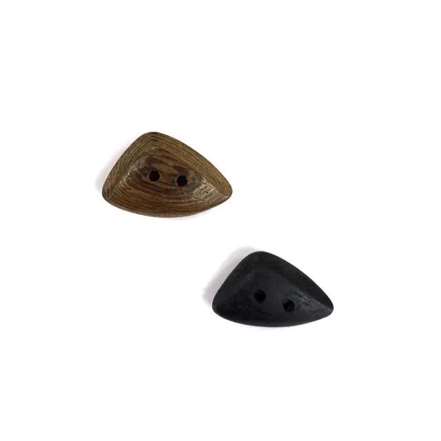 Yoko Saito bouton bois triangle coquillage 2,1cm