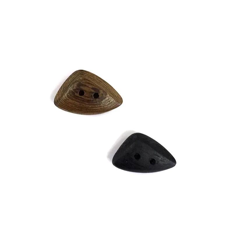 Yoko Saito bouton bois triangle coquillage 2,1cm