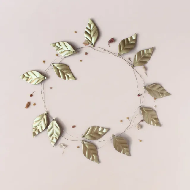 La Maison Naïve guirlande feuilles doré métal déco murale