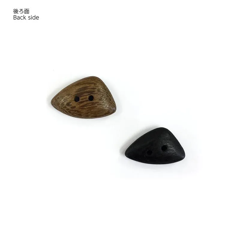 Yoko Saito bouton bois triangle coquillage 2,1cm