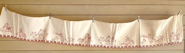 French General Antique Red Work bordure brodée lin oies 249 cm