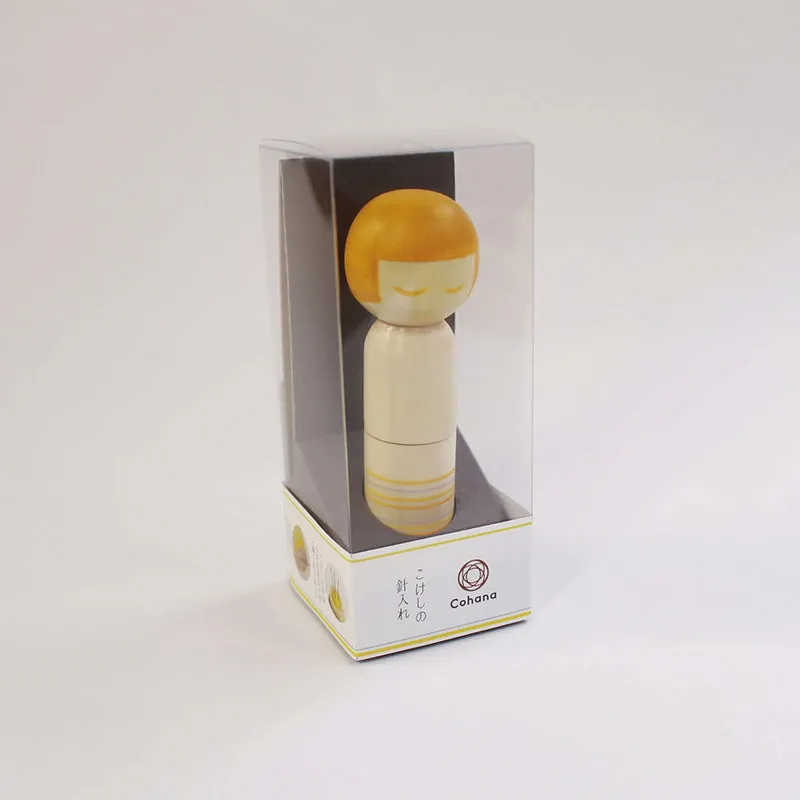 Cohana Kokeshi pique-aiguilles bois jaune + 3 aiguilles