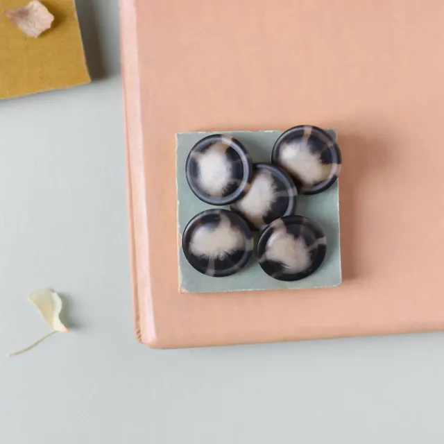 La Maison Naïve bouton écaille sur pied 22 mm mat